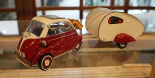 Eine BMW Isetta mit Camping-Anhänger.